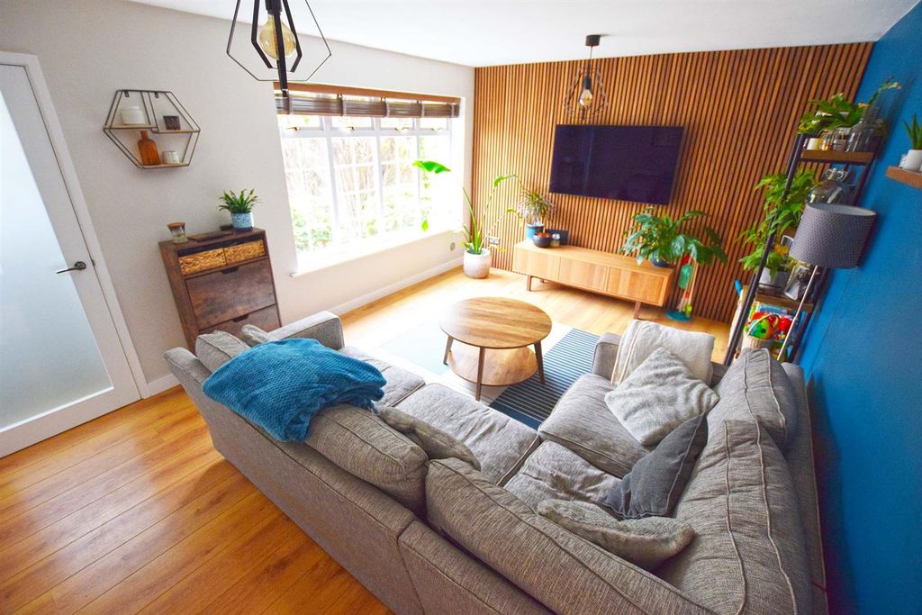 Property photo 2 of 17 Lounge