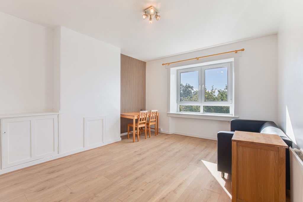 Property photo 1 of 11 Living1