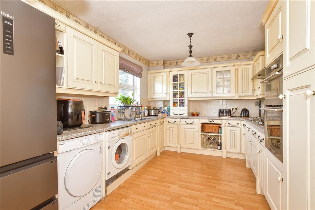 Property photo 3 of 9 Kitchen