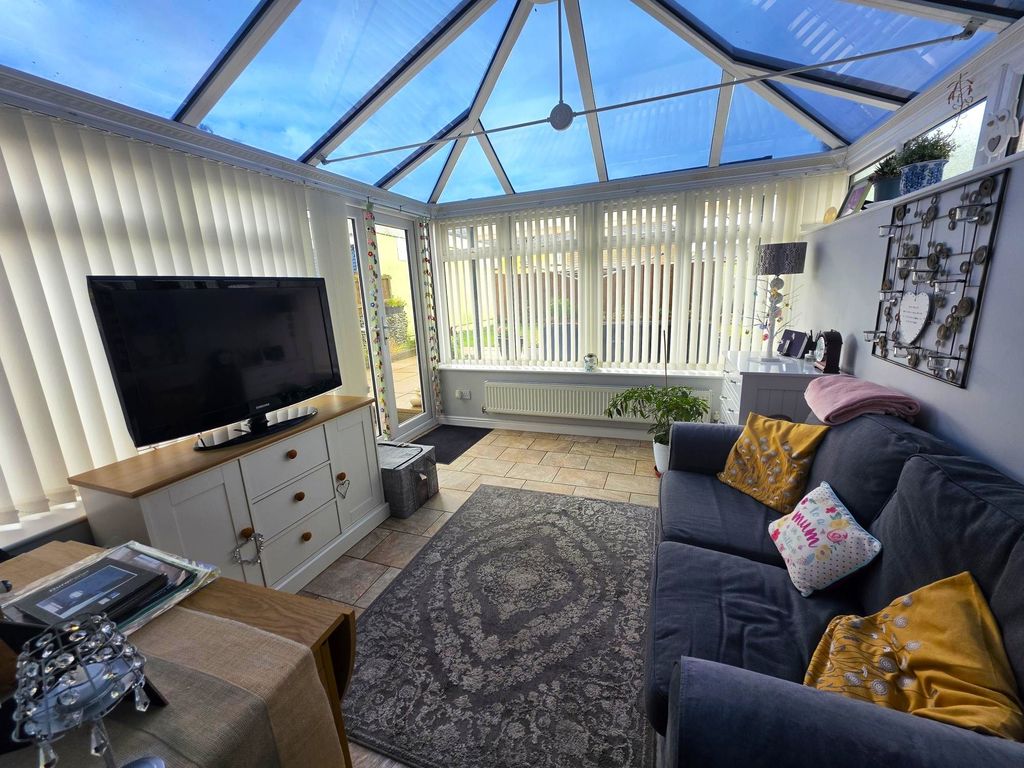 Property photo 3 of 19 Conservatory