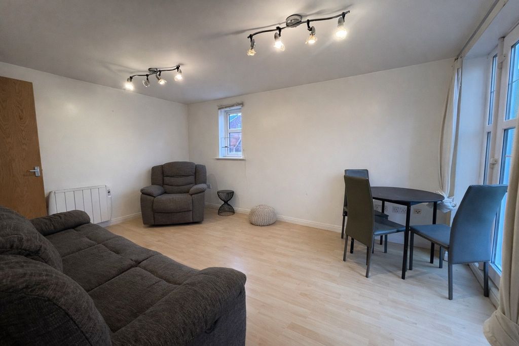 Property photo 3 of 8 Lounge