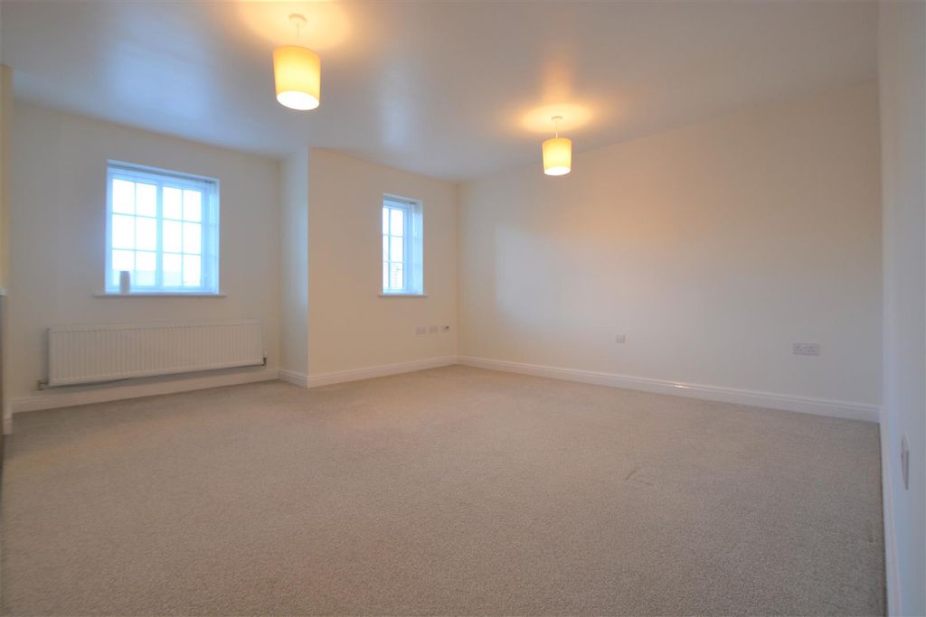 Property photo 3 of 6 Living Space