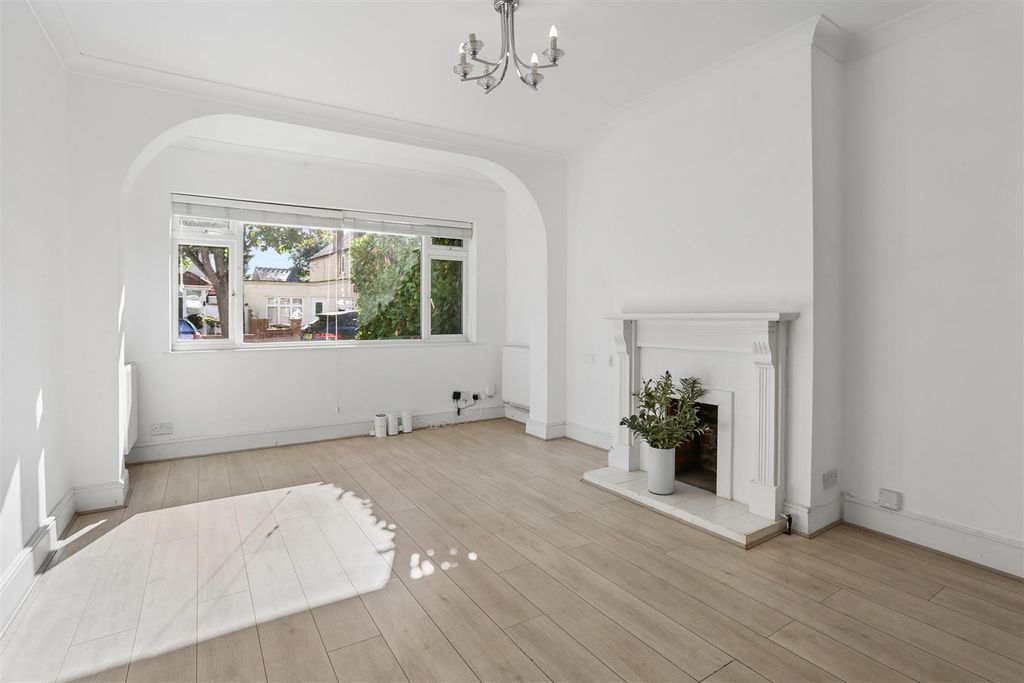 Property photo 2 of 23 1781445771 - 44 Senga Road, Sm6 - 22.Jpg