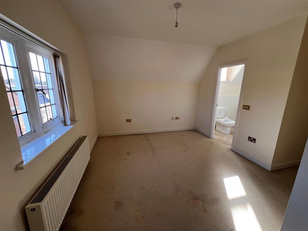 Property photo 2 of 10 Bed 1.Jpg