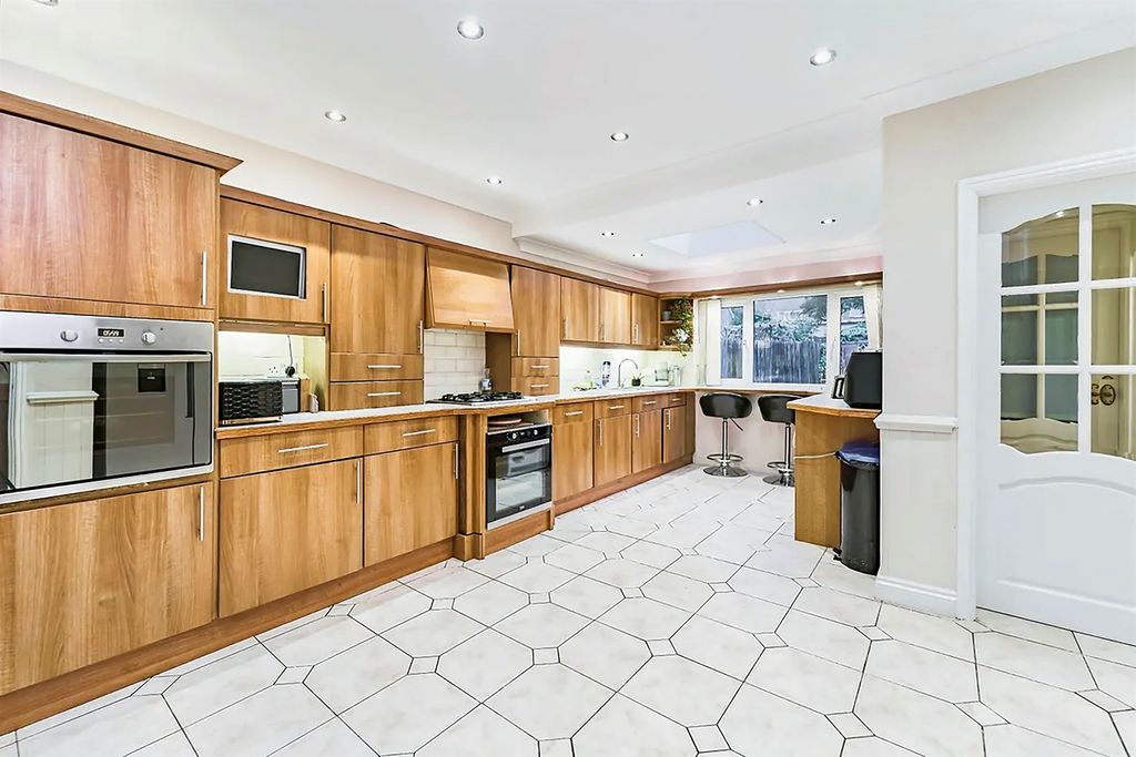 Property photo 2 of 21