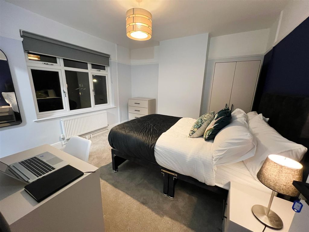 Property photo 2 of 9 Bed 4 (4).Jpg