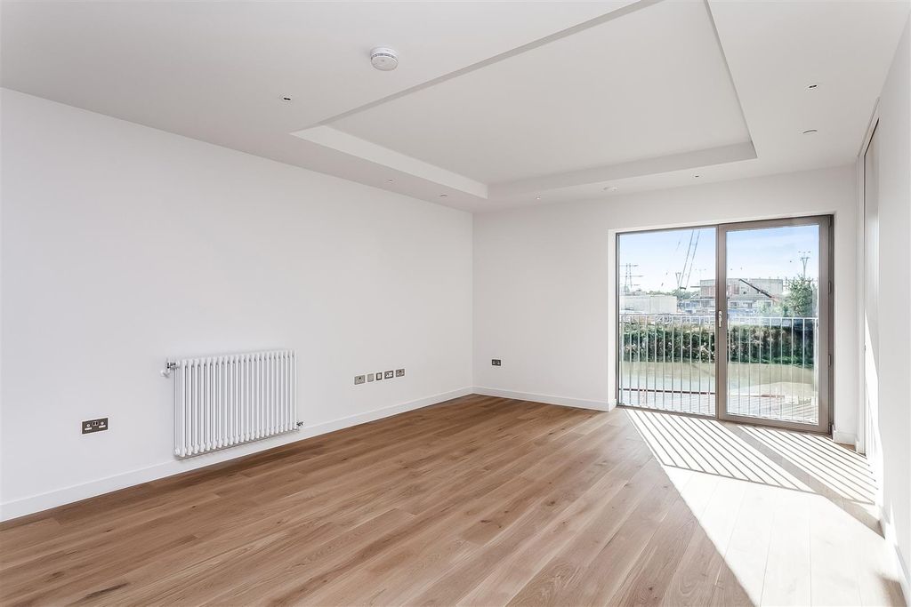 Property photo 2 of 11 Hercules House