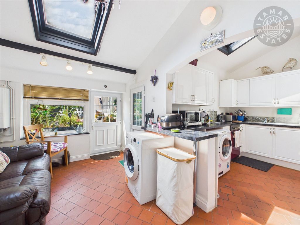 Property photo 3 of 10 Kitchen/Dining Room