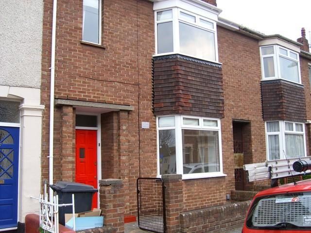 Property photo 1 of 17 Charming Terraced House With Vibrant Red Door...