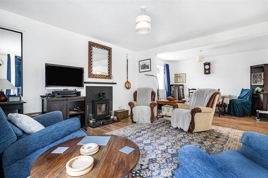 Property photo 2 of 33 Sitting Room
