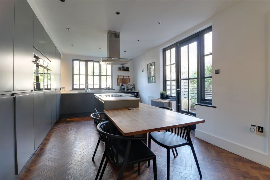 Property photo 2 of 24