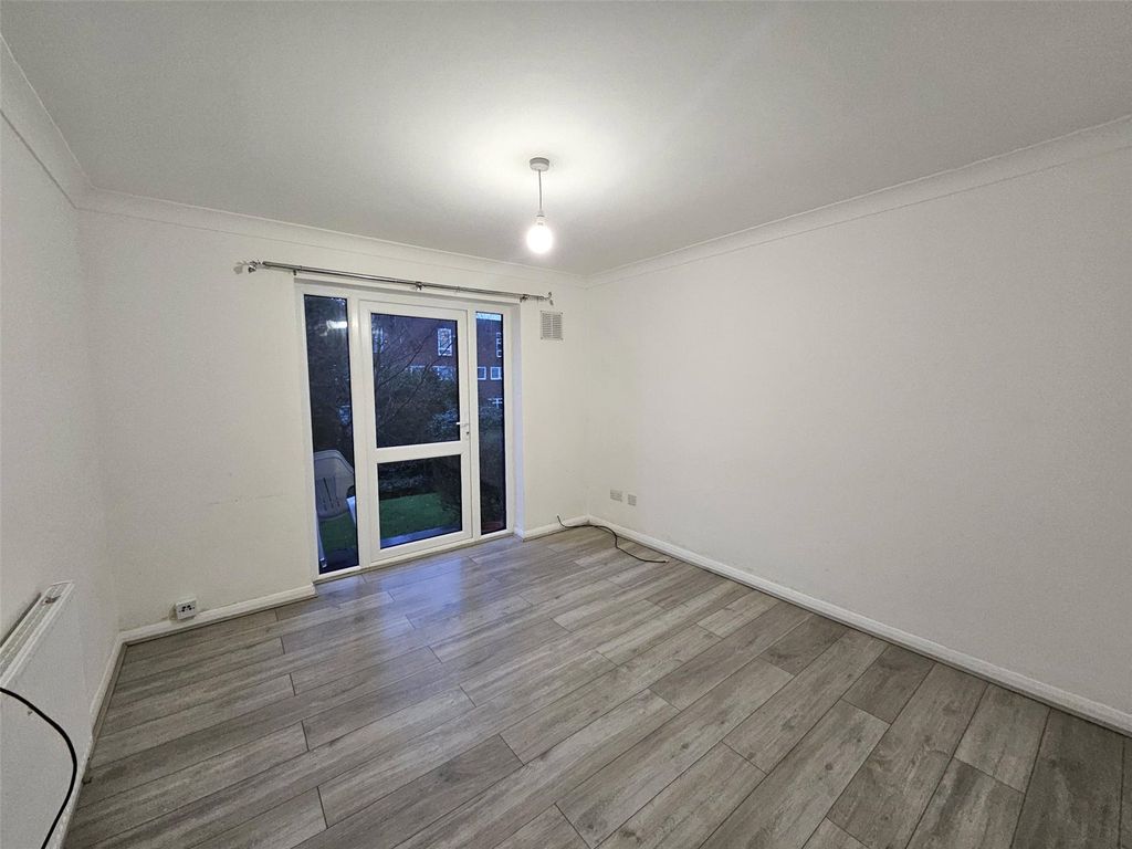 Property photo 3 of 8 Lounge