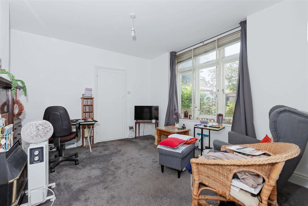 Property photo 3 of 10 Northcourt Road_4.Jpg