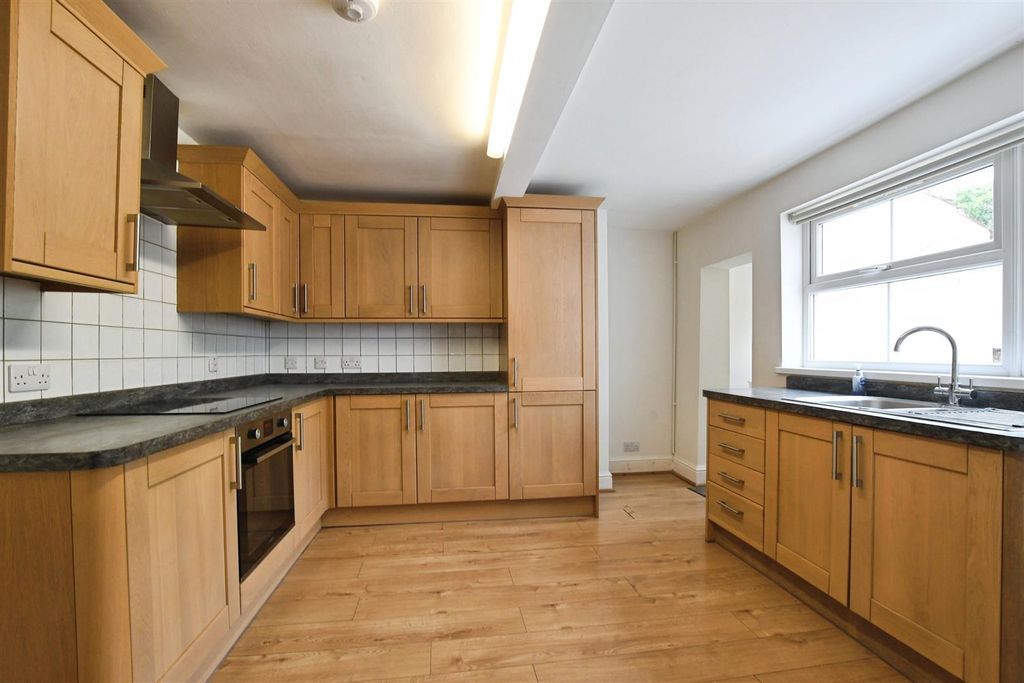 Property photo 3 of 18 Fitted Kitchen