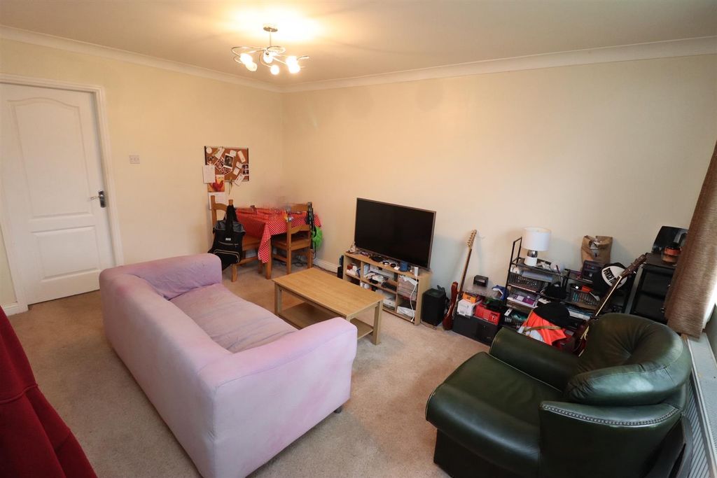 Property photo 3 of 9 Lounge