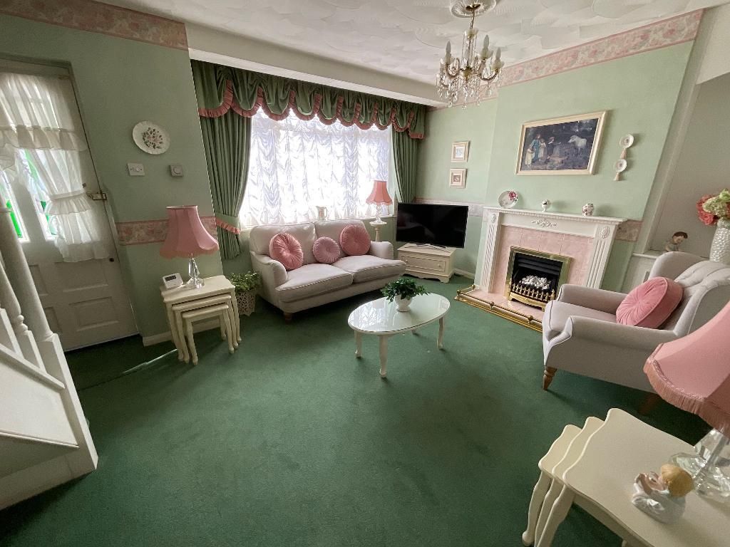 Property photo 2 of 15 Living Room 15'9 x 12'5