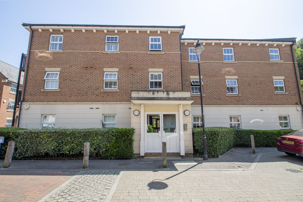 Property photo 1 of 10 Two Bedroom Flat To Rent In Greenhithe