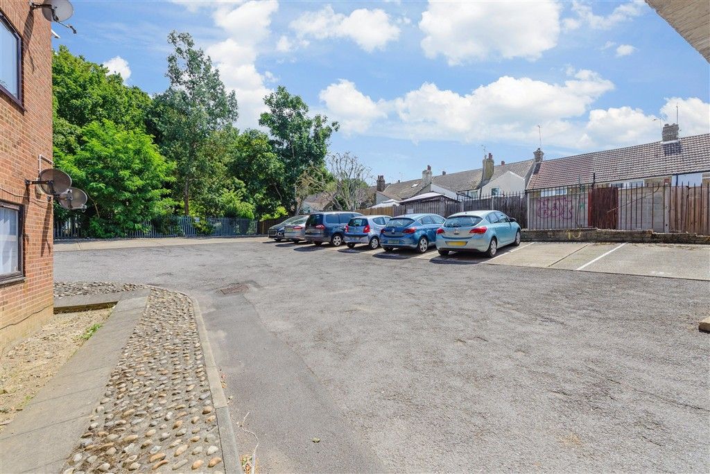 Property photo 2 of 2 Driveway/Parking