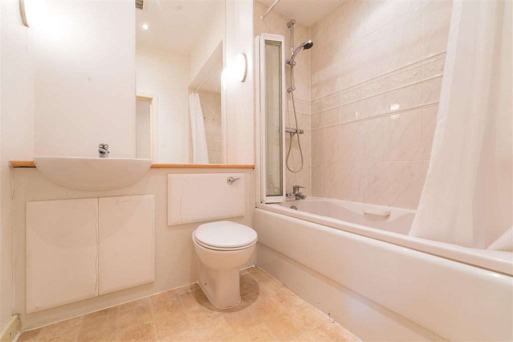 Property photo 3 of 7 Bathroom