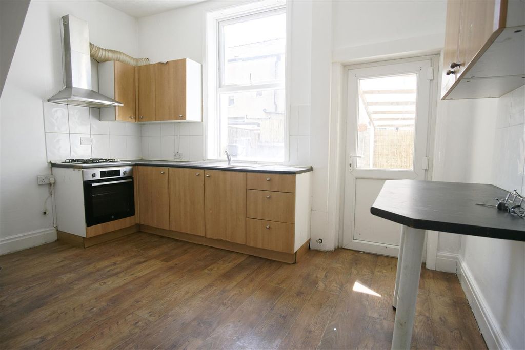 Property photo 3 of 8 Kitchen