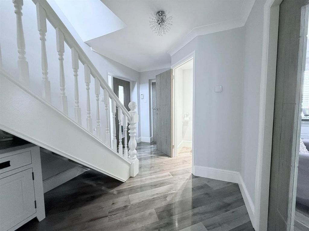 Property photo 2 of 33 Entrance Hall