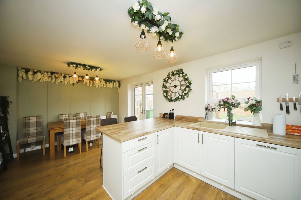 Property photo 2 of 17 Kitchen/Dining Room
