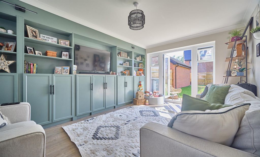 Property photo 2 of 16 Arromanches Ave Hinckley.Jpg