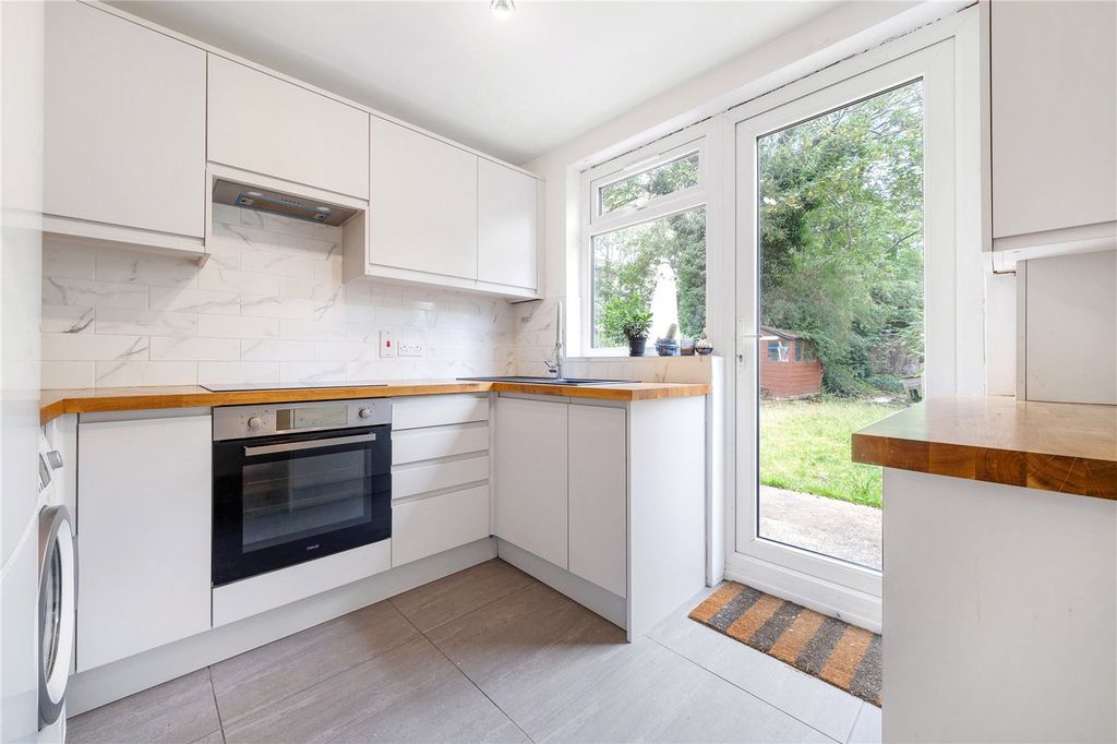 Property photo 1 of 11 Kitchen
