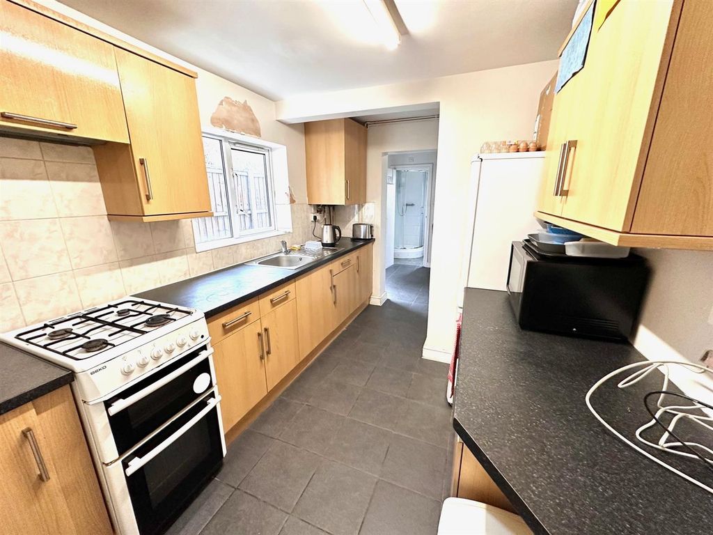 Property photo 2 of 10 Kitchen