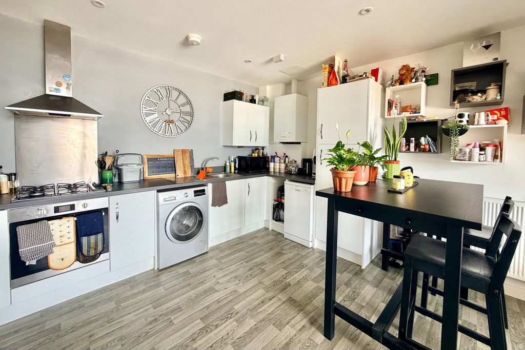 2 bed flat for saleStation, Polegate BN26 photo 4