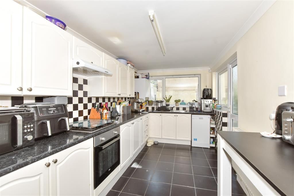 Property photo 3 of 9 Kitchen