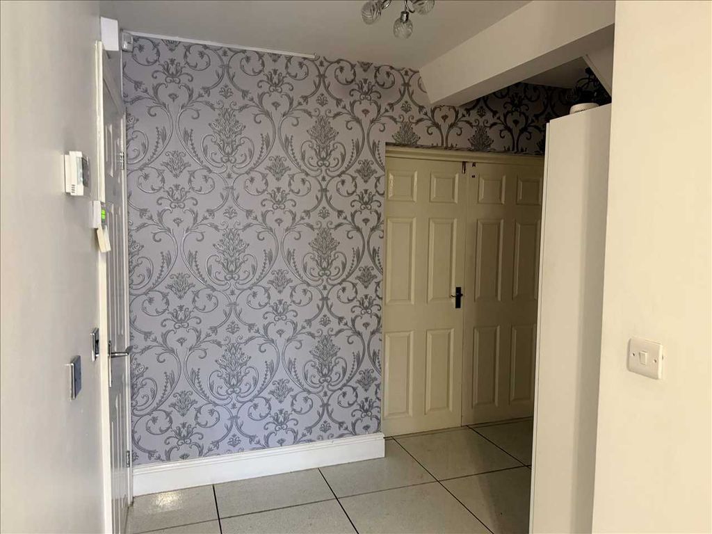 Property photo 3 of 28 Entrance Hall