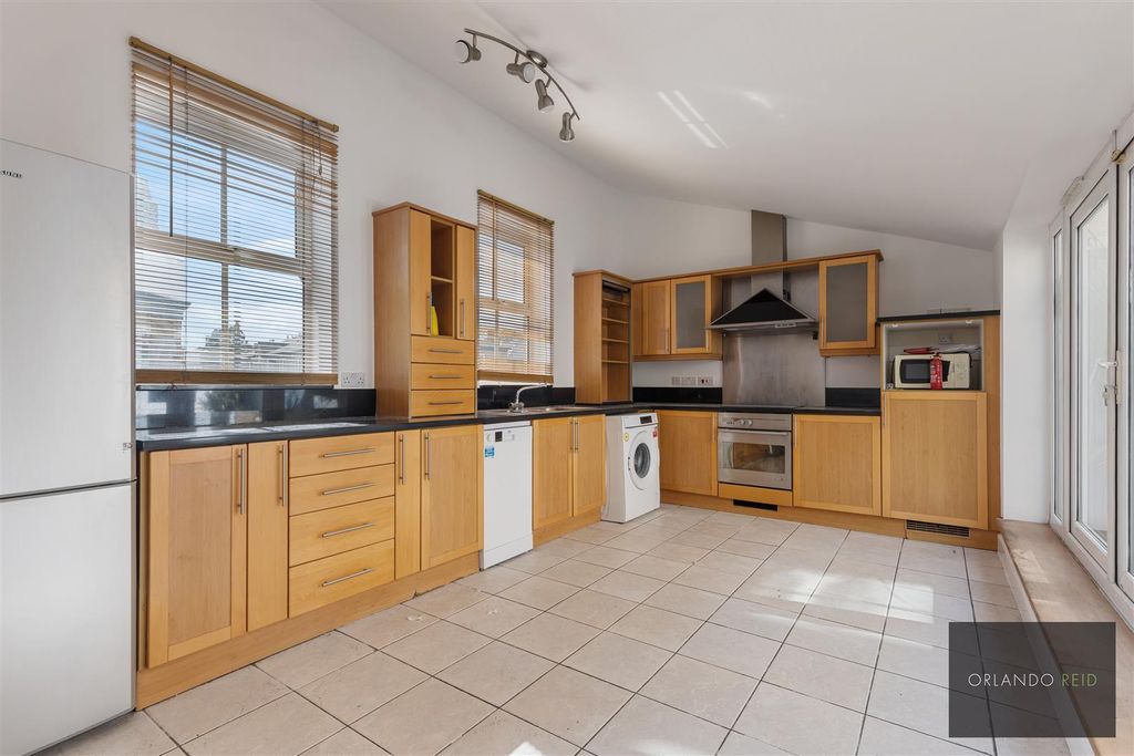 Property photo 3 of 12 6 Floris Place Sw4 0Hh-5.Jpg