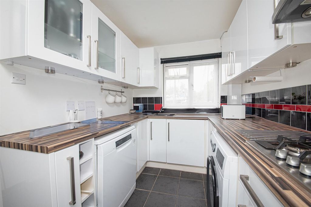 Property photo 2 of 11 72 Christchurch Drive (3).Jpg