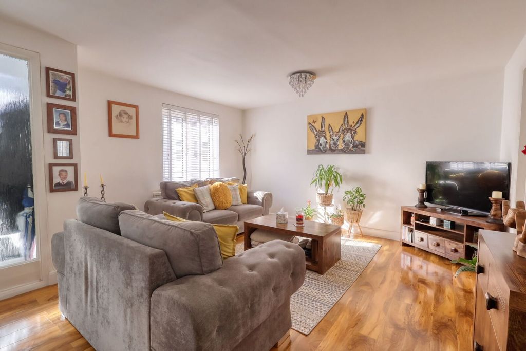 Property photo 2 of 17 Picture No. 15