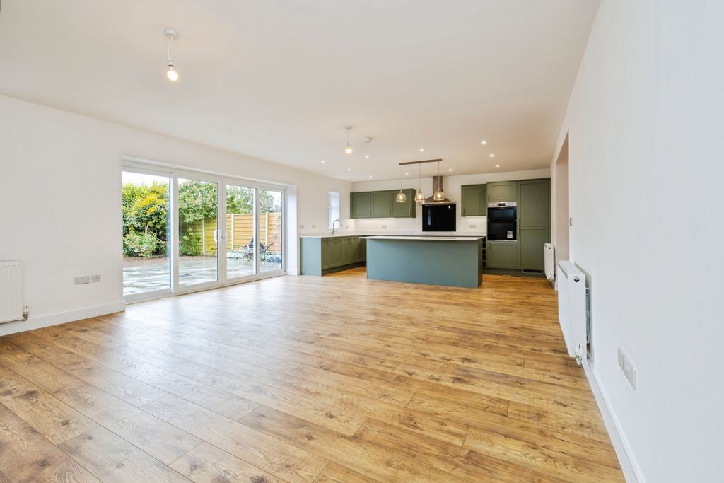 Property photo 3 of 25 2026-05-13-78Lincolnroad043