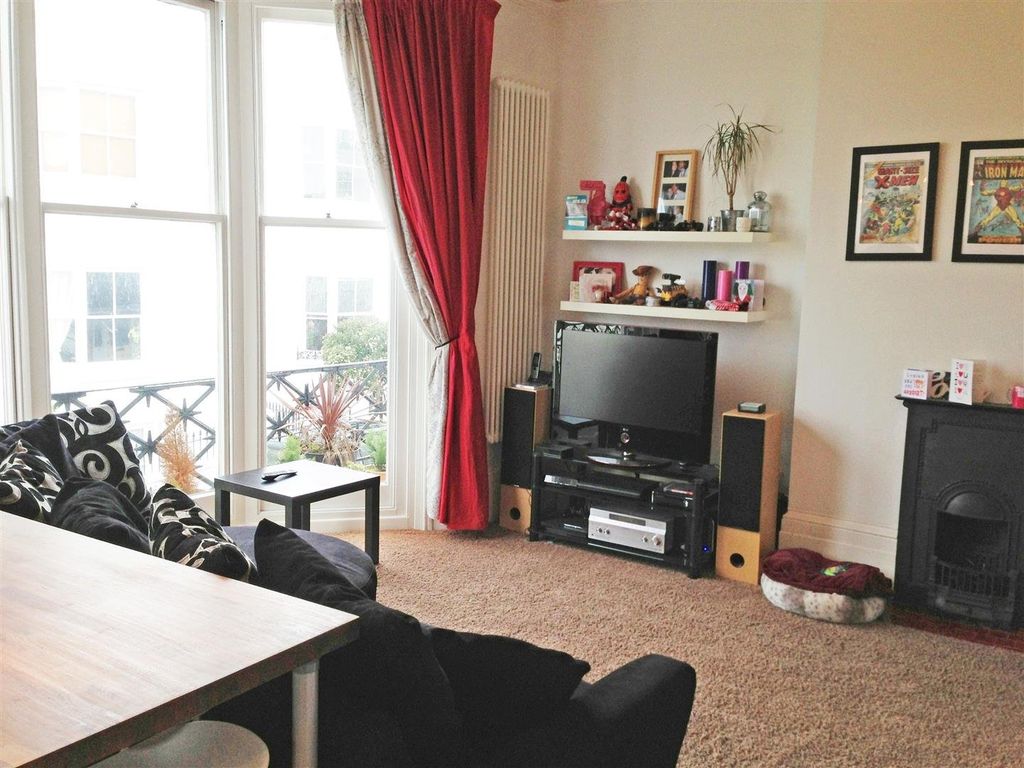 Property photo 3 of 7 Living Room