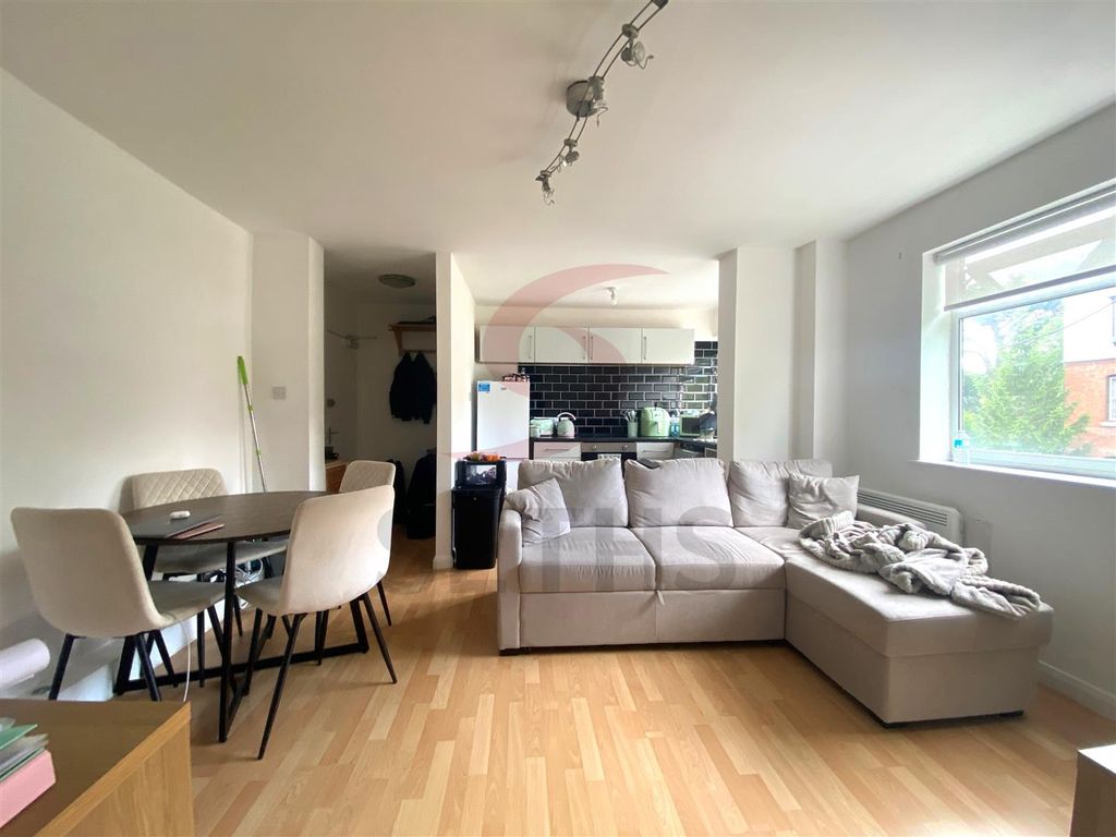 Property photo 2 of 7 Lounge.