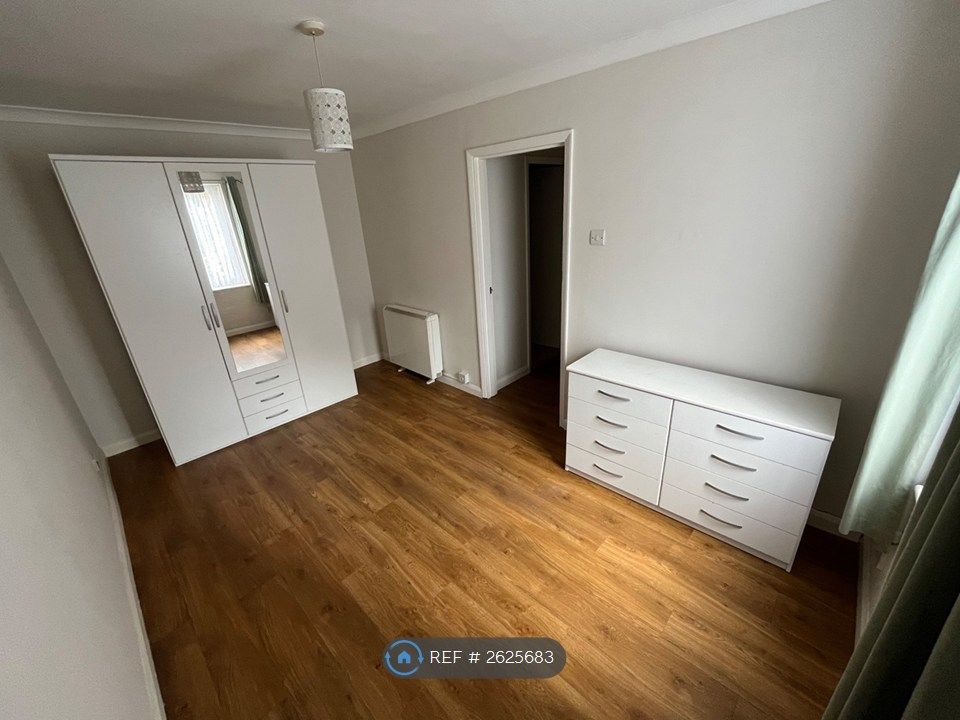 Property photo 3 of 11 Main Bedroom