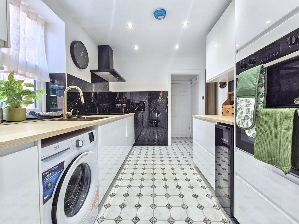 Property photo 2 of 32