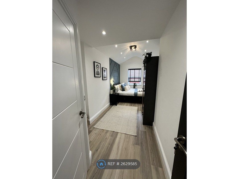 Property photo 1 of 11 Room 3