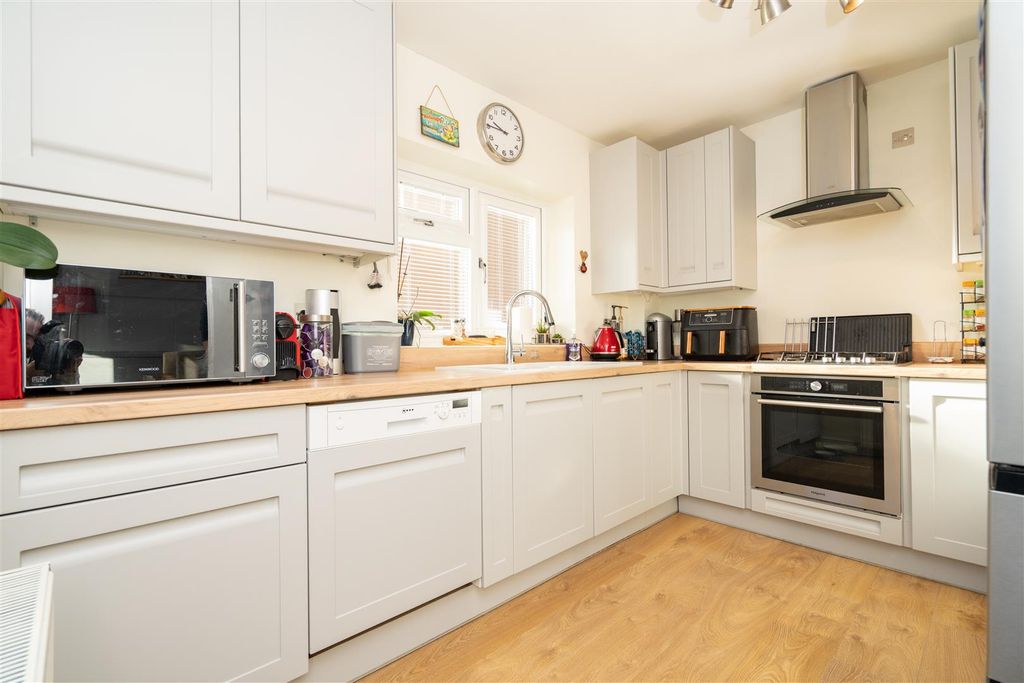 Property photo 3 of 13 Kitchen