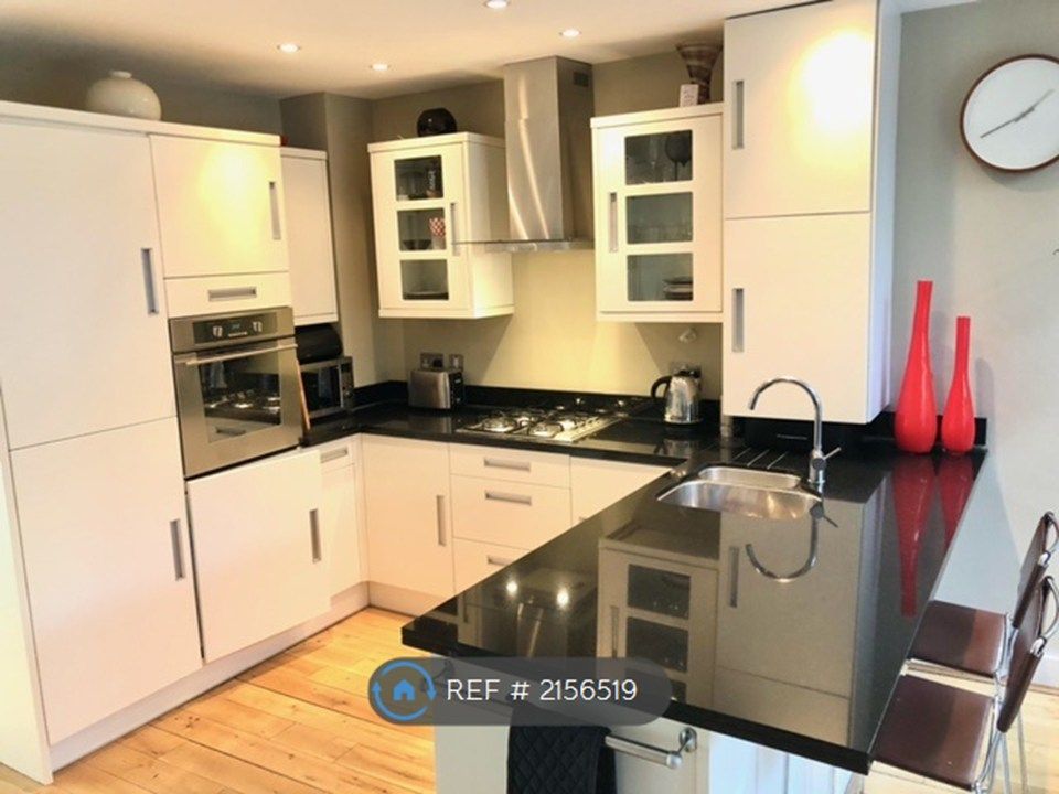 Property photo 2 of 10 Kitchen