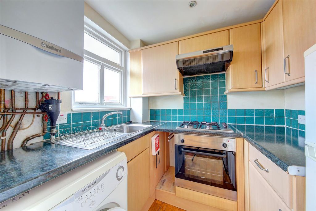 Property photo 2 of 8 9c_Hayter_Road_Kitch