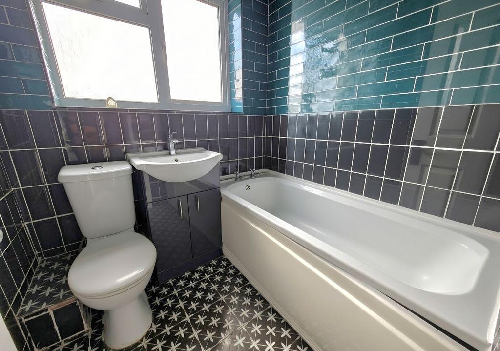 Property photo 3 of 10 Bathroom