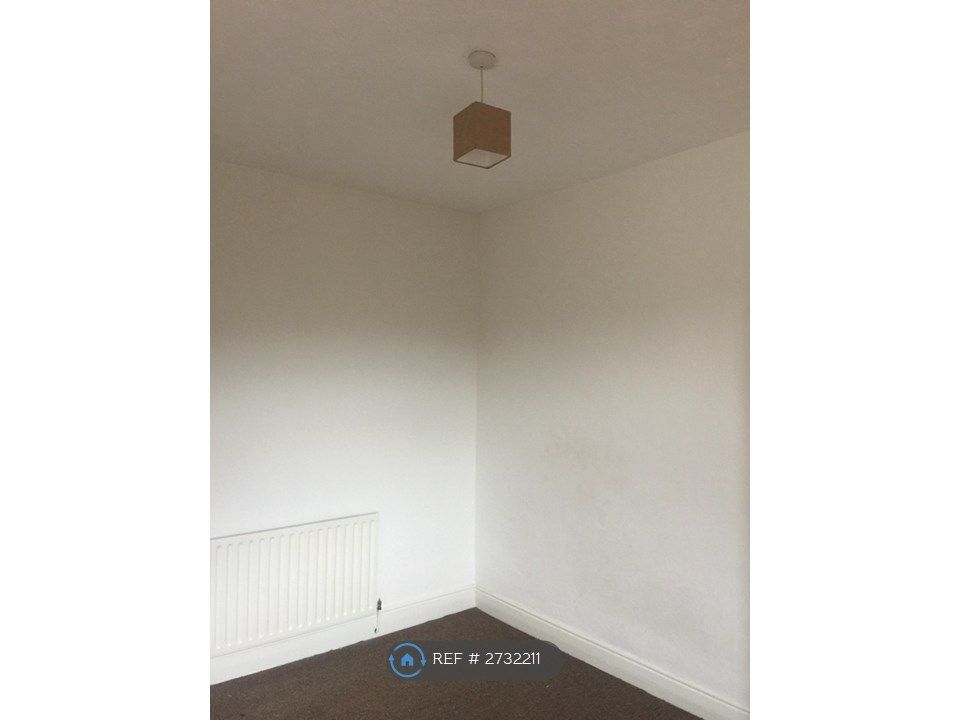 Property photo 1 of 12 Spacious Double Bedroom: Available