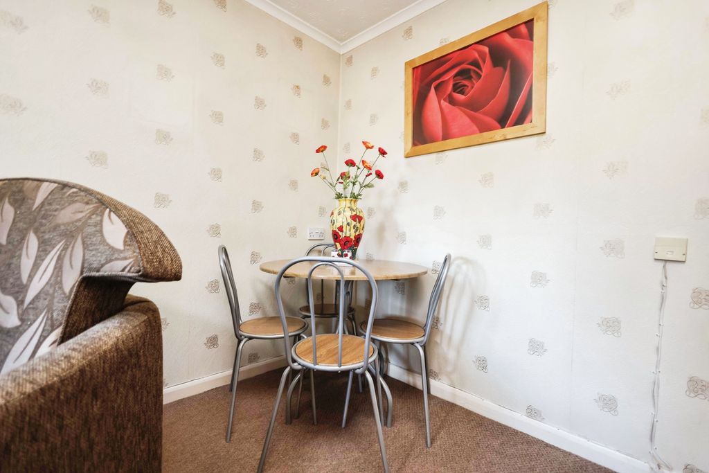 Property photo 1 of 16 Lounge