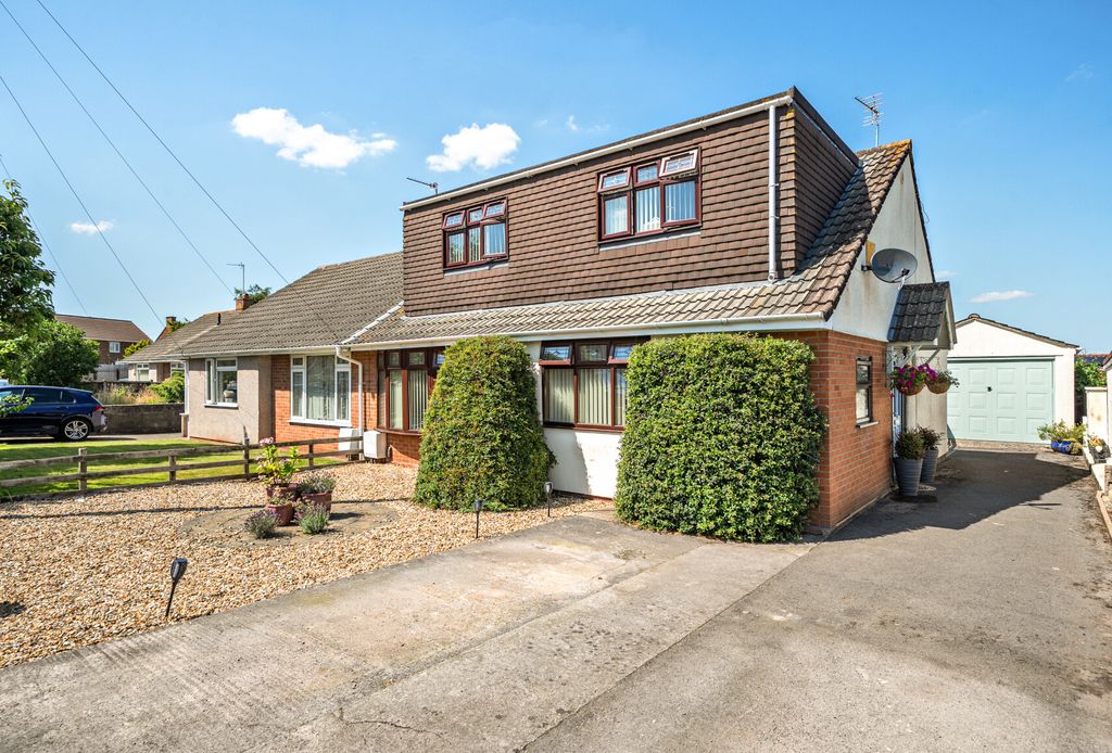 Property photo 1 of 19 Marsh Close