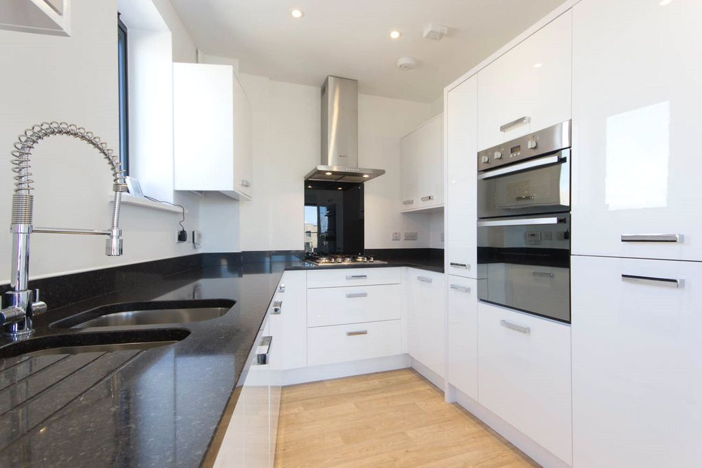 Property photo 2 of 9 Kitchen