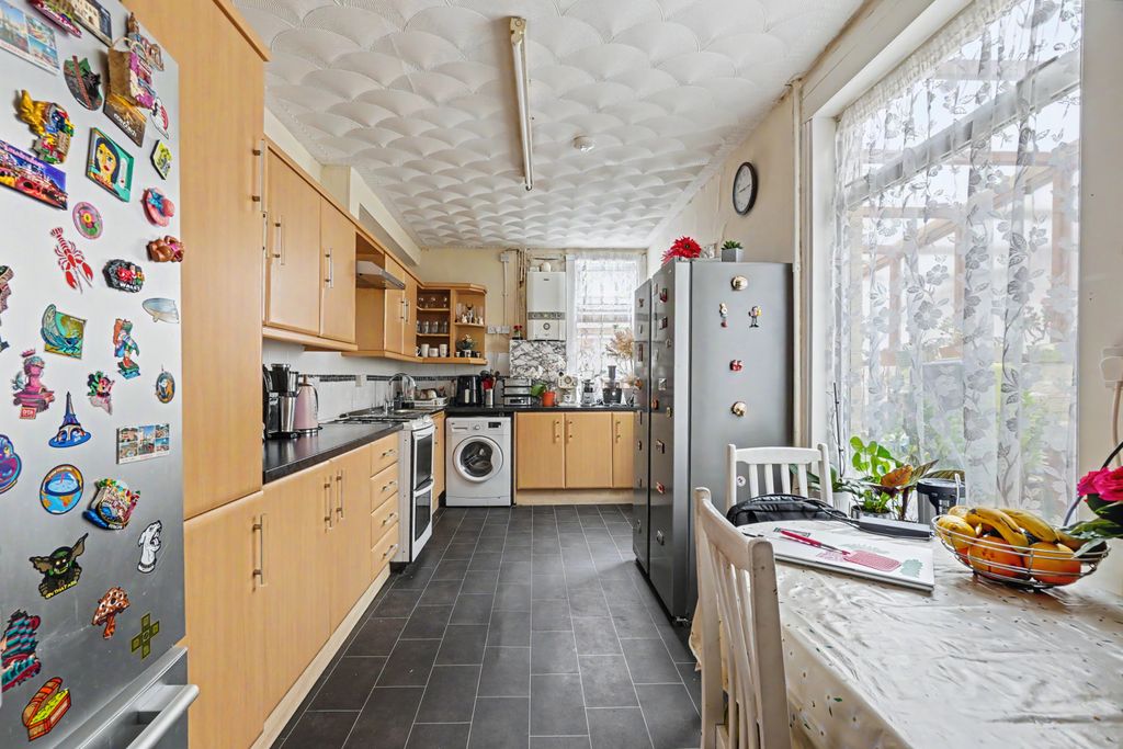 Property photo 3 of 12 Kitchen